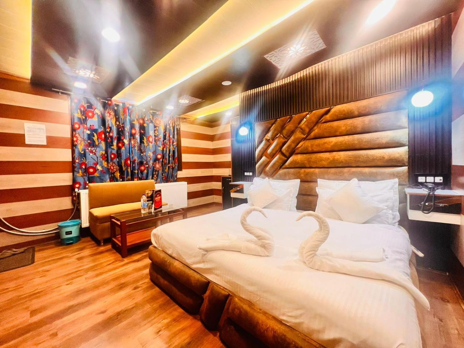 Pine View Resort Гульмарг Экстерьер фото