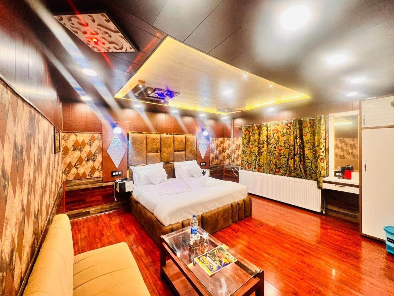 Pine View Resort Гульмарг Экстерьер фото