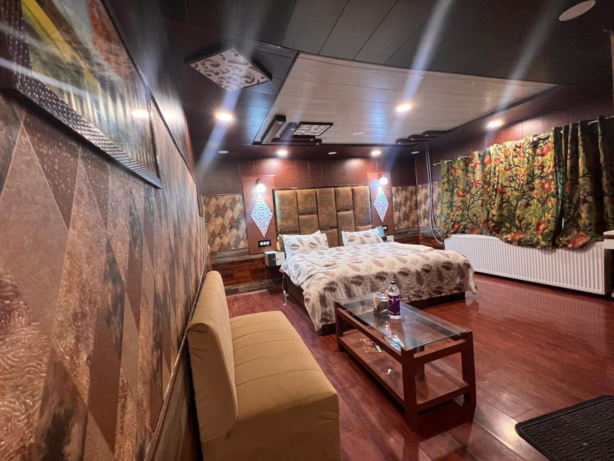 Pine View Resort Гульмарг Экстерьер фото